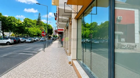 Loja para Arrendamento em União das Freguesias de Setúbal