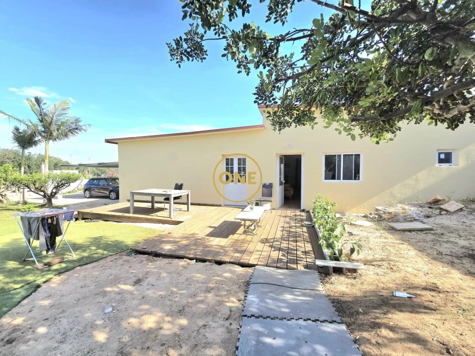Moradia T2 para Venda em Santa Barbara de Nexe Foto 1