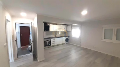 Apartamento T3 para Venda em Laranjeiro e Feijó