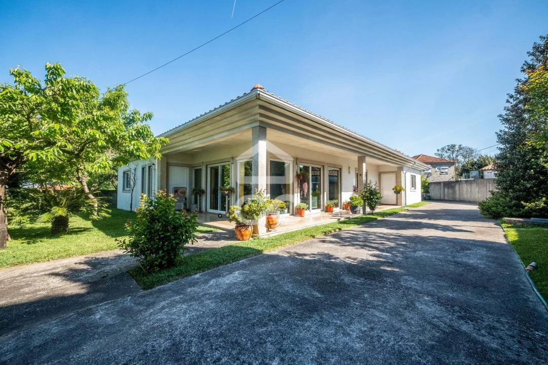 Moradia T4 para Venda em Areias, Sequeirô, Lama e Palmeira Foto 1