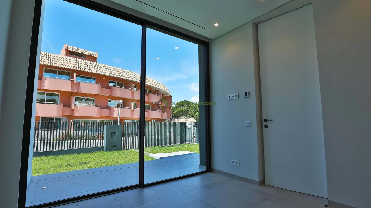 Moradia T4 para Venda em Quarteira Foto 21