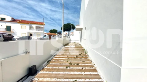 Moradia T4 para Venda em Santa Maria do Castelo e Santiago e Santa Susana