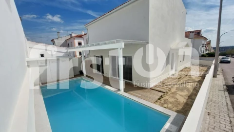 Moradia T4 para Venda em Santa Maria do Castelo e Santiago e Santa Susana