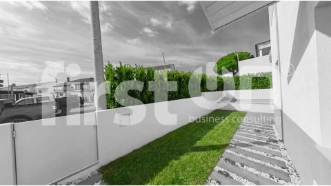 Moradia T4 para Venda em Santa Maria do Castelo e Santiago e Santa Susana