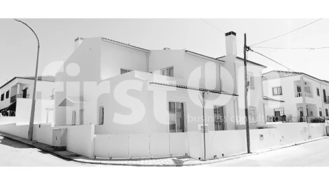 Moradia T4 para Venda em Santa Maria do Castelo e Santiago e Santa Susana