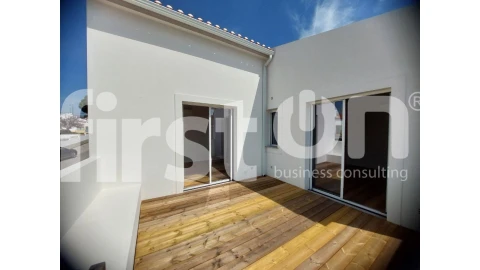Moradia T4 para Venda em Santa Maria do Castelo e Santiago e Santa Susana