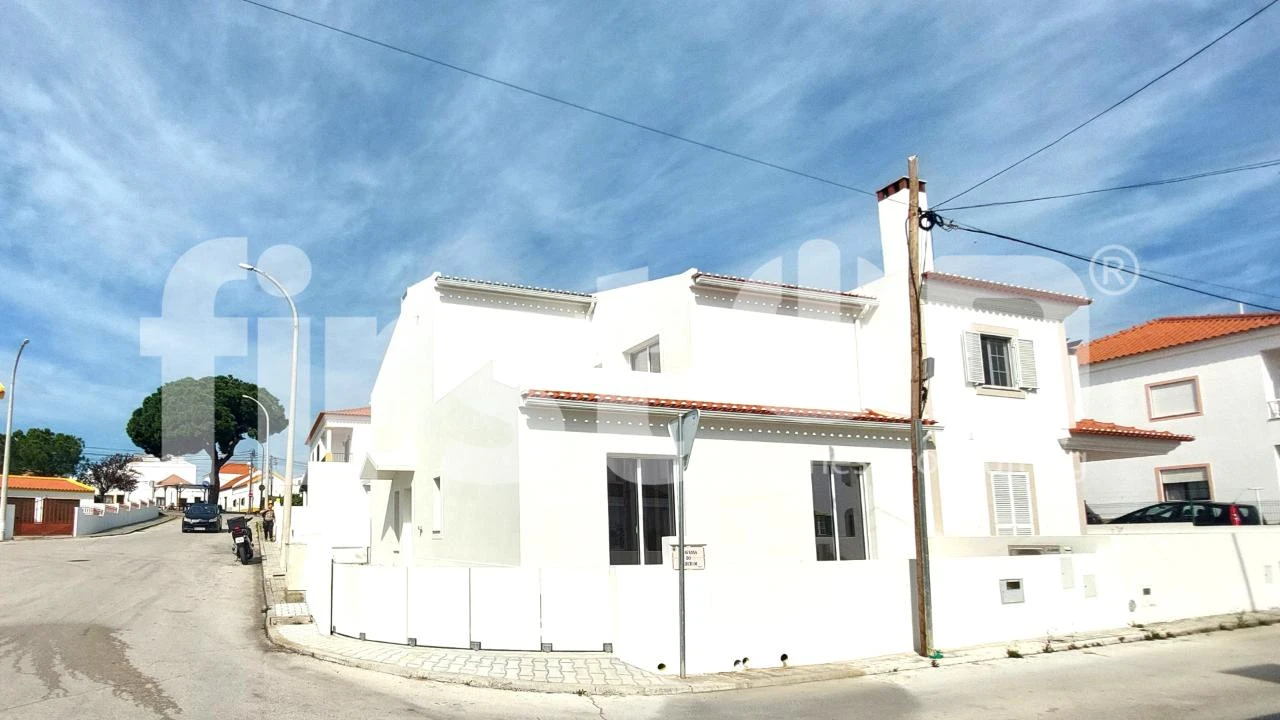 Moradia T4 para Venda em Santa Maria do Castelo e Santiago e Santa Susana Foto 2