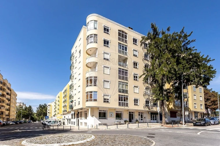 Apartamento T3 para Venda em Agualva e Mira-Sintra Foto 30