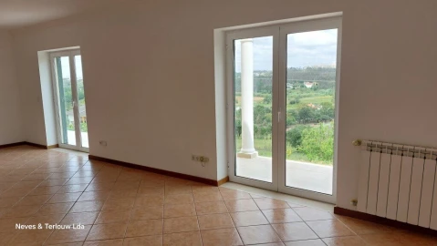 Moradia T3 para Venda em Parceiros e Azoia