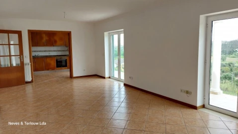Moradia T3 para Venda em Parceiros e Azoia