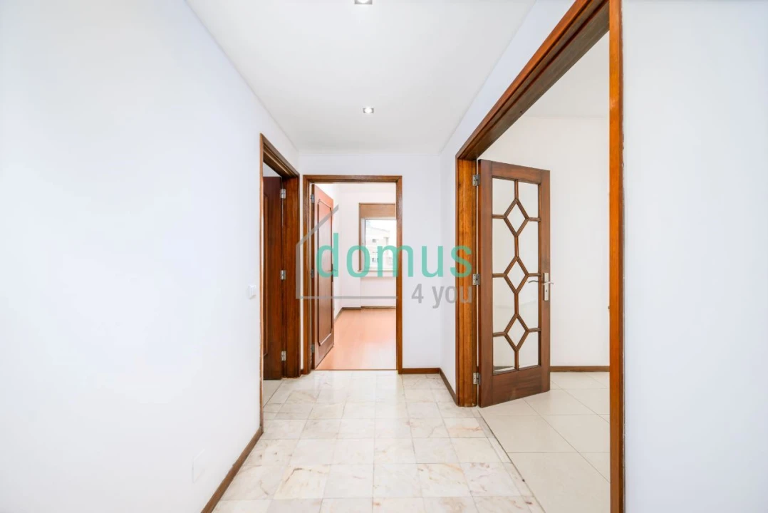 Apartamento T5 para Venda em Paranhos Foto 3