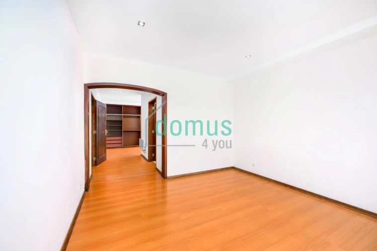 Apartamento T5 para Venda em Paranhos Foto 10
