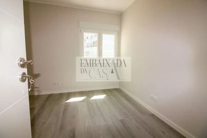 Apartamento T3 para Venda em Laranjeiro e Feijó
