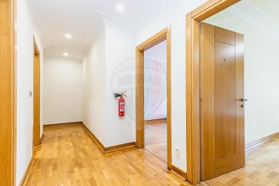 Apartamento T5 para Arrendamento em Sacavém e Prior Velho