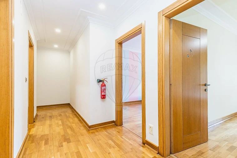 Apartamento T5 para Arrendamento em Sacavém e Prior Velho Foto 2