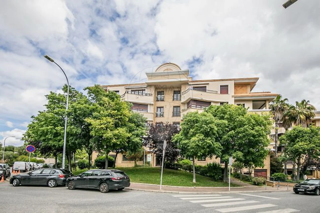 Apartamento T5 para Arrendamento em Sacavém e Prior Velho Foto 1