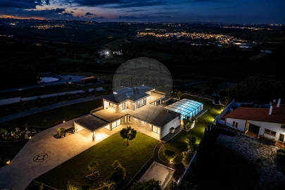 Moradia T4 para Venda em Vermelha