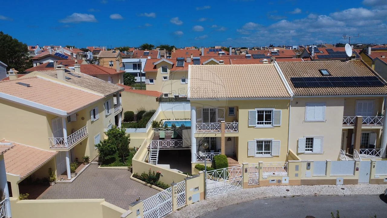 Moradia T4 para Venda em São Domingos de Rana Foto 1