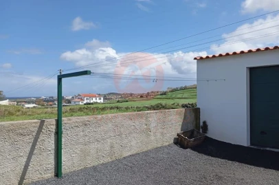 Moradia T3 para Venda em Praia da Vitoria (Santa Cruz)