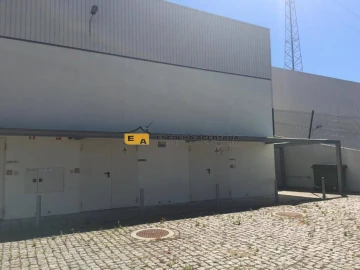 Armazém para Arrendamento em Moreira