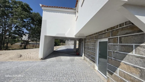 Moradia T3 para Arrendamento em Telões