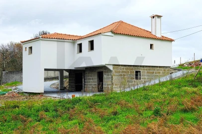 Moradia T3 para Arrendamento em Telões
