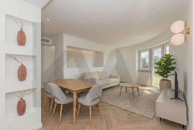 Apartamento T2 para Venda em Campolide Foto 2