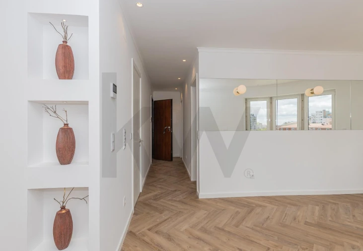 Apartamento T2 para Venda em Campolide Foto 2