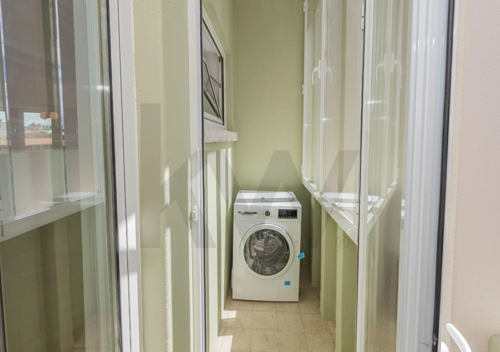 Apartamento T2 para Venda em Campolide Foto 9