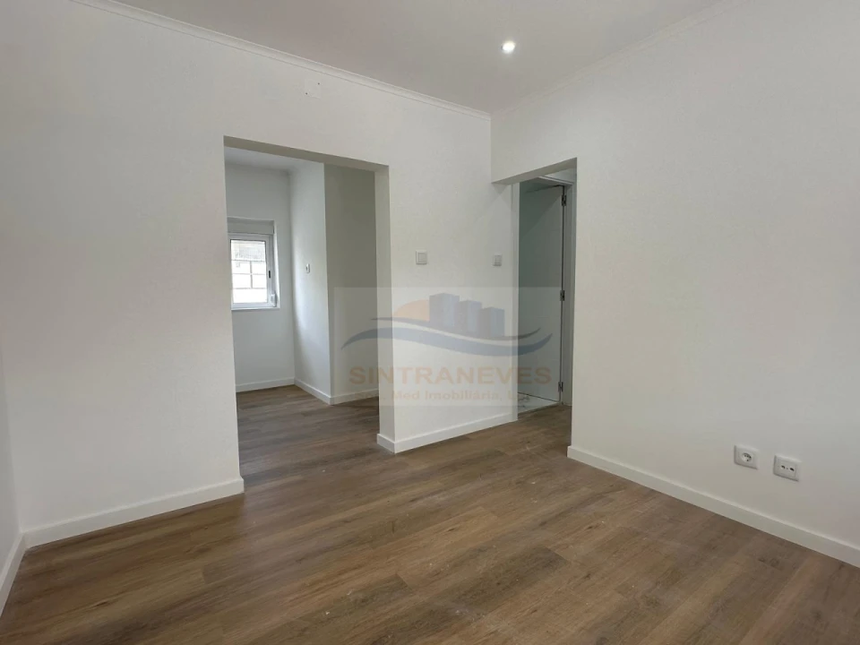 Apartamento T2 para Venda em Pontinha e Famões Foto 5