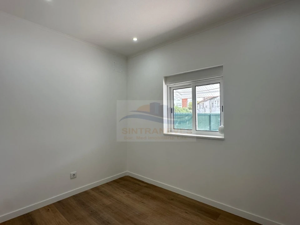 Apartamento T2 para Venda em Pontinha e Famões Foto 16