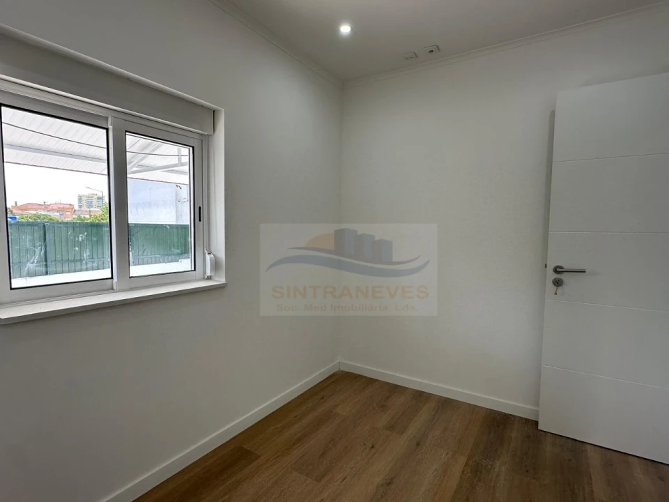 Apartamento T2 para Venda em Pontinha e Famões Foto 18