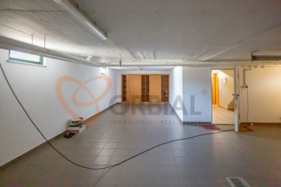 Moradia T4 para Venda em Ferreiras