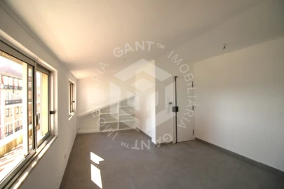 Apartamento T2 para Arrendamento em Alcantara