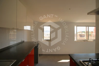 Apartamento T2 para Arrendamento em Alcantara