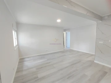 Apartamento T3 para Venda em Laranjeiro e Feijó