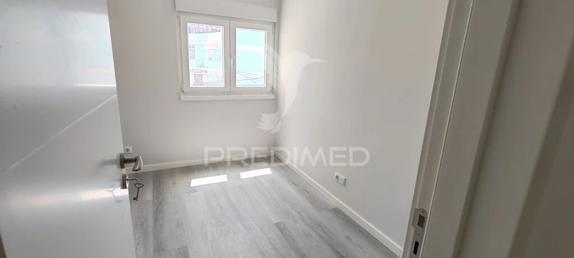 Apartamento T3 para Venda em Laranjeiro e Feijó Foto 2