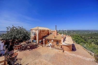 Moradia T5 para Venda em Santa Barbara de Nexe