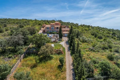 Moradia T5 para Venda em Santa Barbara de Nexe