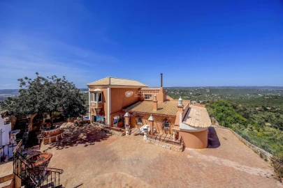 Moradia T5 para Venda em Santa Barbara de Nexe