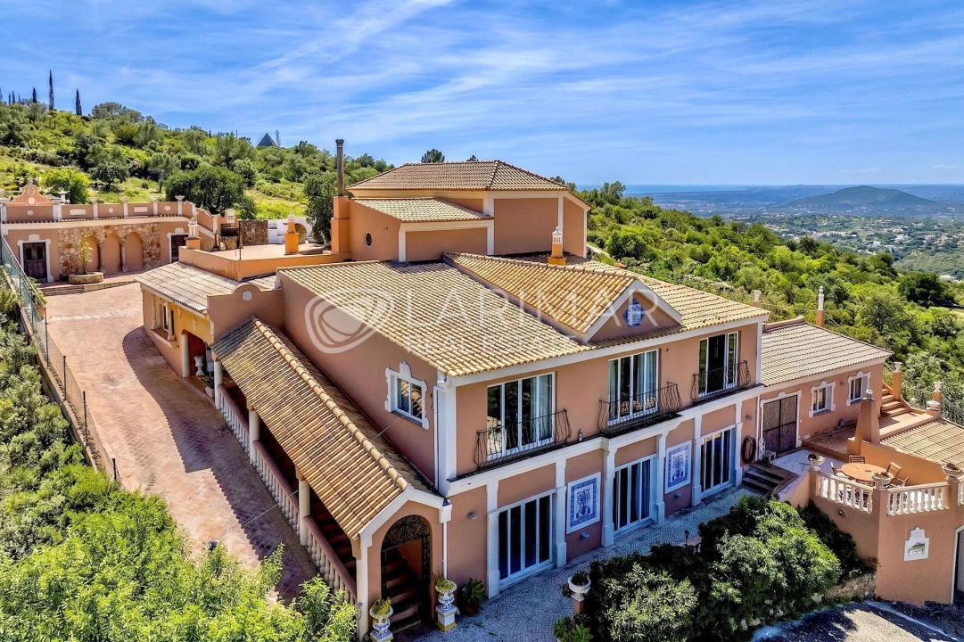 Moradia T5 para Venda em Santa Barbara de Nexe Foto 18
