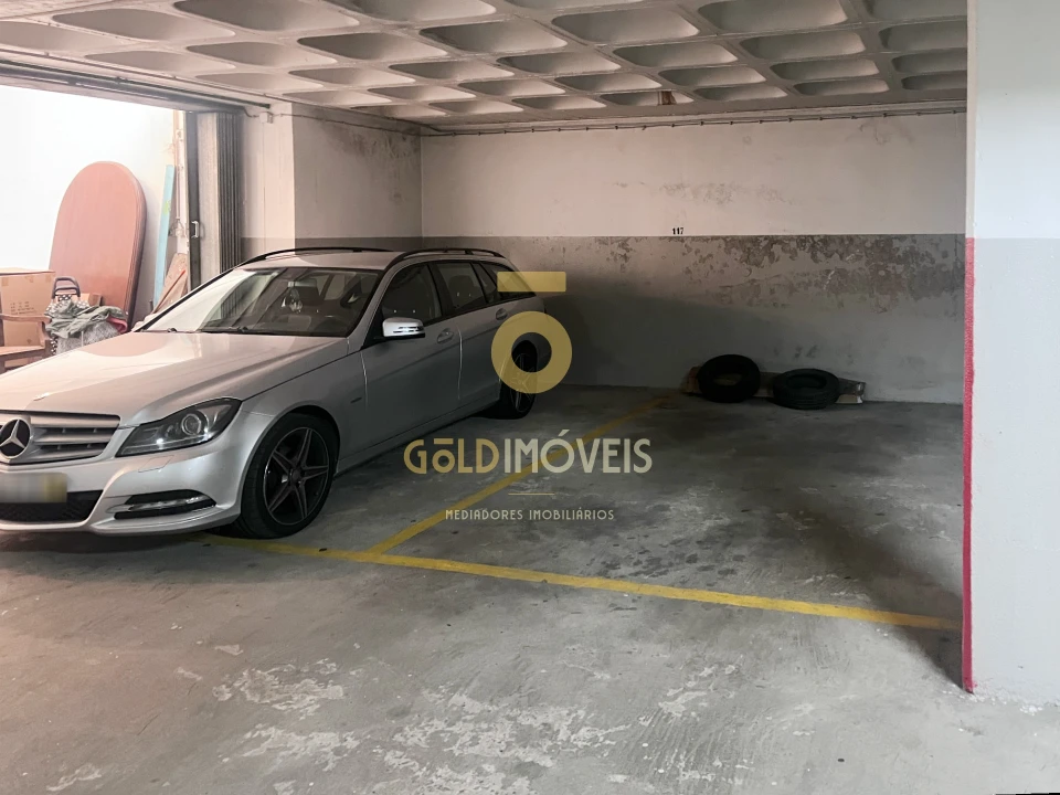 Garagem para Venda em Lordelo do Ouro e Massarelos Foto 1
