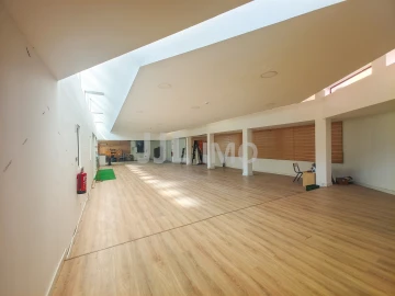 Loja para Arrendamento em Areeiro