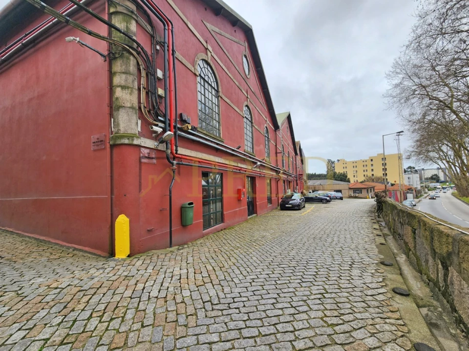 Armazém para Arrendamento em Paranhos Foto 1