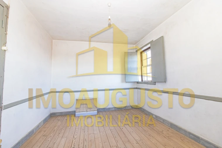 Moradia T4 para Venda em Rendo Foto 14