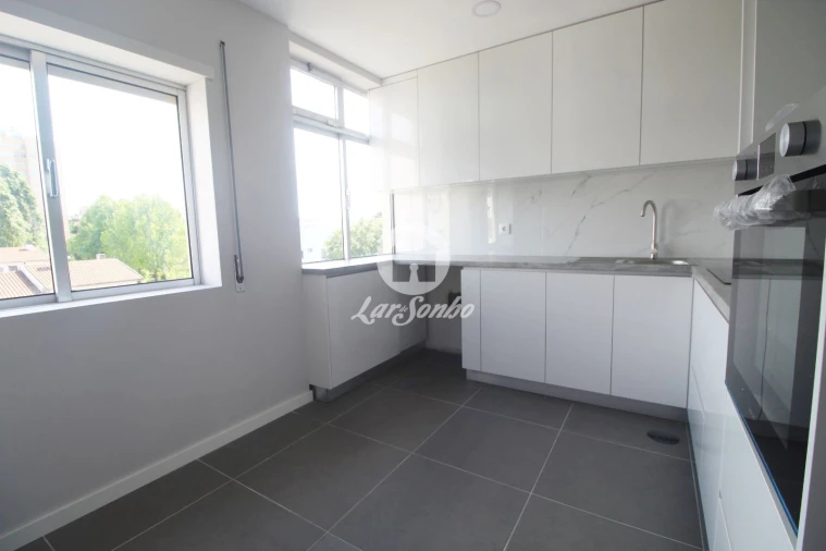 Apartamento T2 para Venda em Cidade da Maia Foto 2