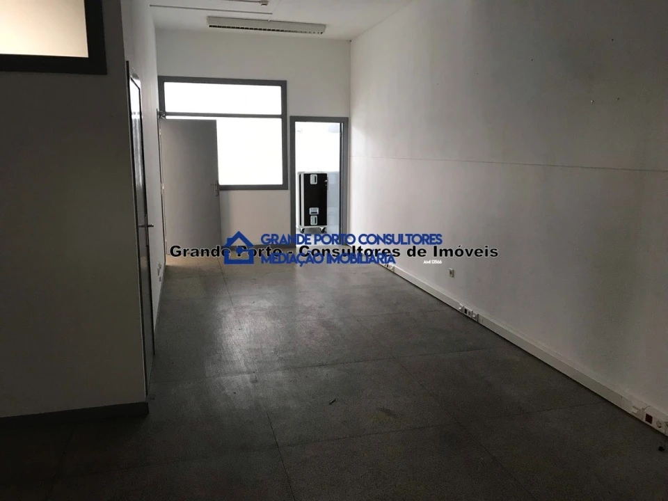 Armazém para Arrendamento em Paranhos Foto 1