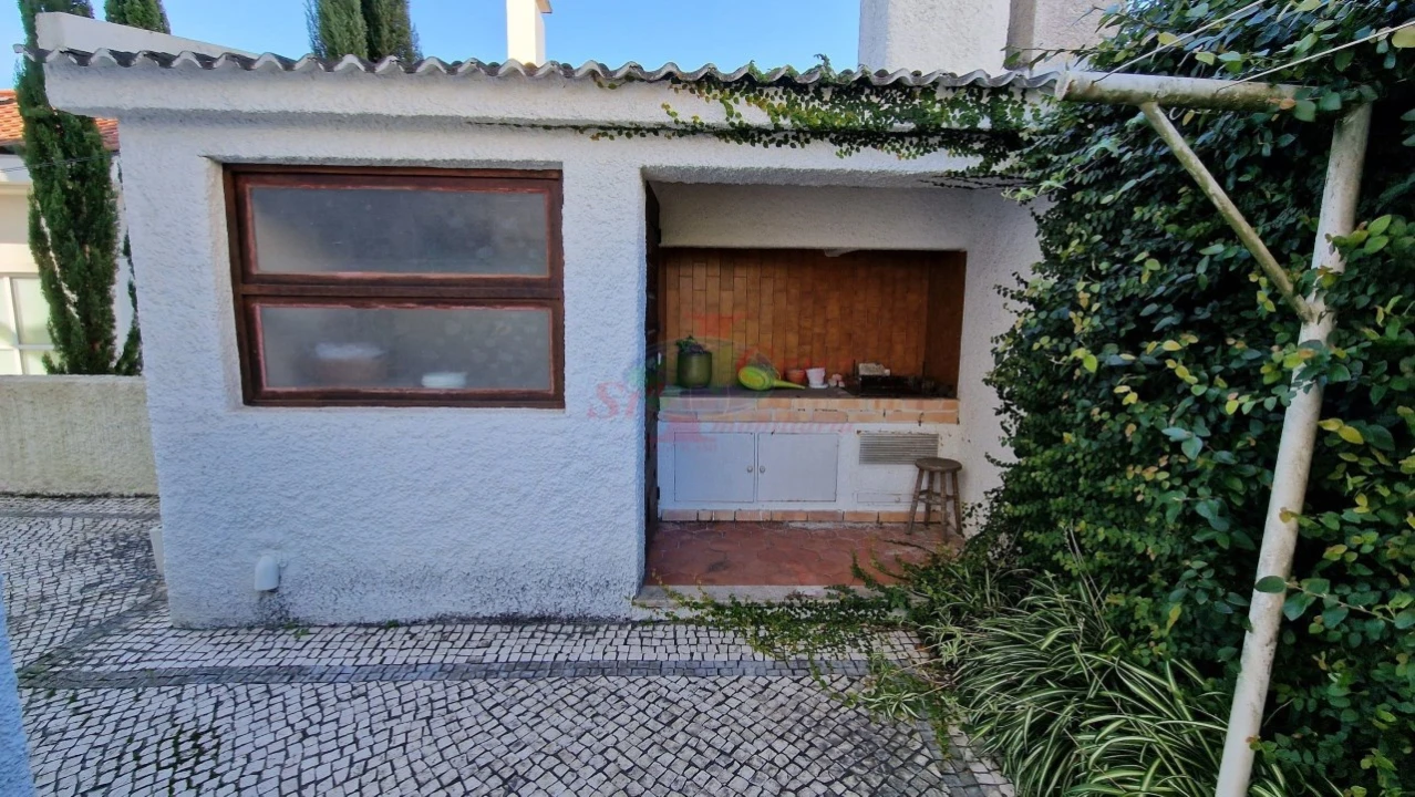 Moradia T4 para Venda em Santo Antonio dos Olivais Foto 6
