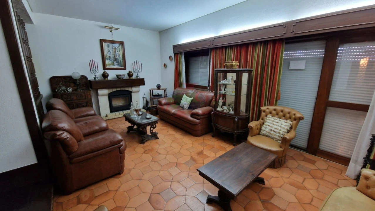 Moradia T4 para Venda em Santo Antonio dos Olivais Foto 8