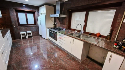 Moradia T4 para Venda em Santo Antonio dos Olivais